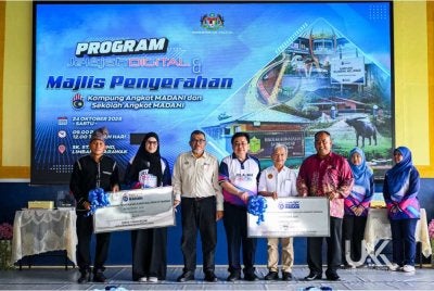 Sesi penyerahan Kampung Angkat Madani dan Sekolah Angkat Madani disempurnakan Ketua Setiausaha Kementerian Digital, Datuk Fabian Bigar, serta disaksikan oleh Timbalan Menteri Pengangkutan yang juga merupakan Ahli Parlimen Limbang, Datuk Hasbi Habibollah.