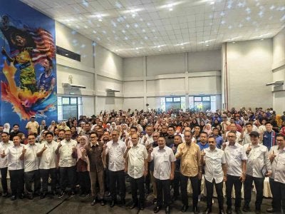 Wan Rosdy bergambar pada program turun padang bersama usahawan Bumiputera Zon Timur dan Karnival Aspirasi Pahang 1st di Kuantan pada Ahad.
di KOMBES di sini pada Ahad