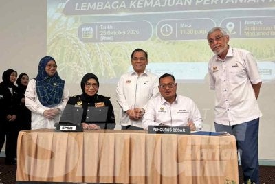 Mohd Faizul (dua dari kanan) menandatangani ikrar bebas rasuah sambil disaksikan Khalid (kanan) dan Yuswan (tengah) serta pihak Suruhanjaya Pencegahan Rasuah Malaysia. Foto:SINAR HARIAN/ADILA SHARINNI WAHID
