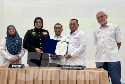 Khalid (kanan) mengiringi Mohd Faizul (dua dari kanan) menyerahkan ikrar bebas rasuah kepada pihak Suruhanjaya Pencegahan Rasuah Malaysia.