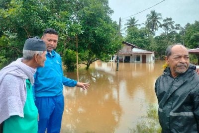 Muhammad Zul Izzi (dua dari kiri) memantau keadaan banjir di Daerah Yan.