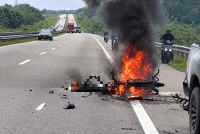 Keadaan motosikal jenis Honda C100 yang musnah terbakar selepas terlibat dalam kemalangan ngeri di Kilometer 399.2 Lebuhraya Pantai Timur 2 (LPT2) arah Bukit Besi - Ajil pada Ahad.