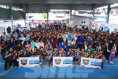 Naib Canselor UPTM, Prof Dr Sharifah Syahirah Sy Shiekh (duduk, tengah) bergambar bersama peserta dan tetamu yang hadir pada majlis perasmian penutup Piala Esports Pengerusi MARA anjuran UPTM. Foto: SINAR HARIAN / MOHD HALIM ABDUL WAHID