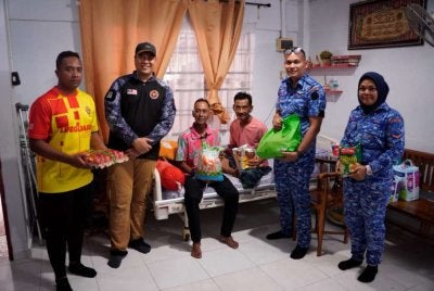 Sebanyak 10 keluarga terpilih disantuni menerusi penyaluran bantuan awal berupa bakul makanan, kit kebersihan dan barangan keperluan rumah.