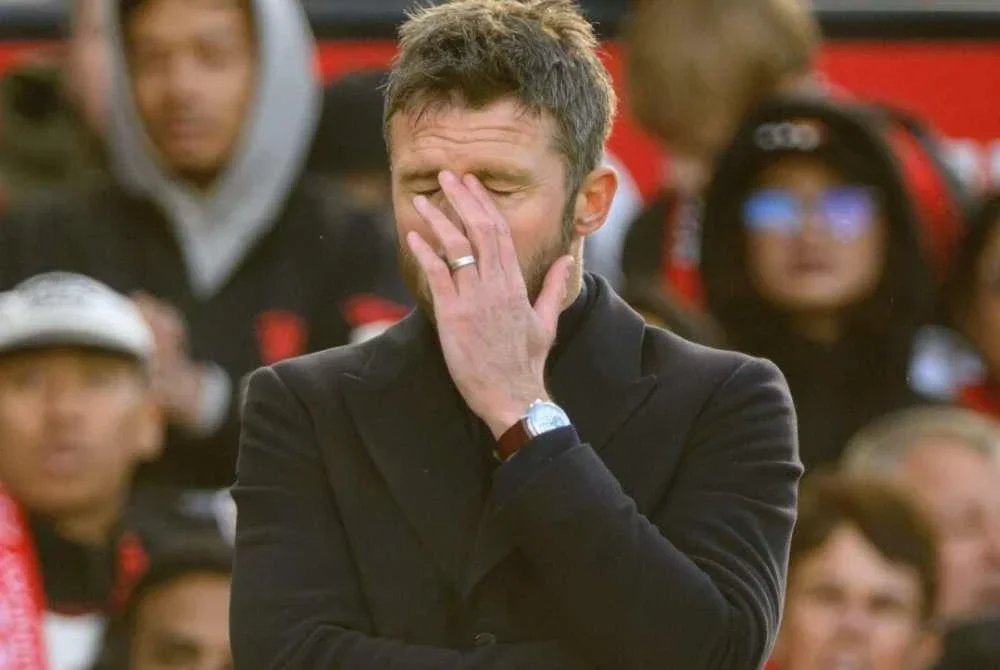 Reaksi Carrick selepas United diaibkan Bournemouth 0-3 di Old Trafford. - FOTO: Agensi