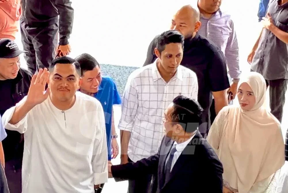 Muhamad Akmal dan Fatin Nadhirah ketika tiba di pekarangan Kompleks Mahkamah Bukit Mertajam pada Isnin.