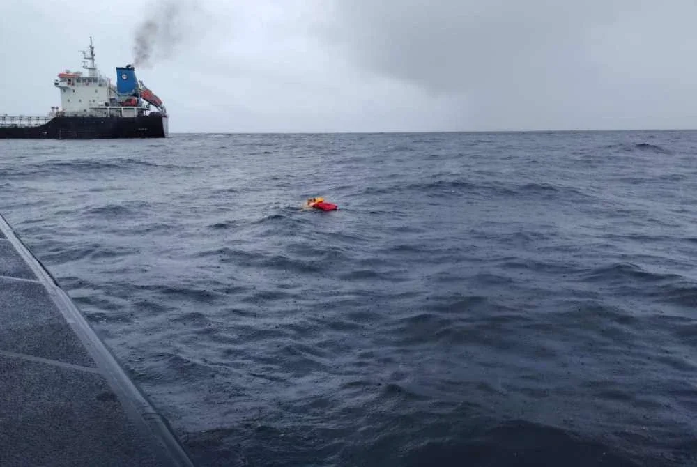 Salah seorang kru kapal korek pasir hanyut di tengah laut.