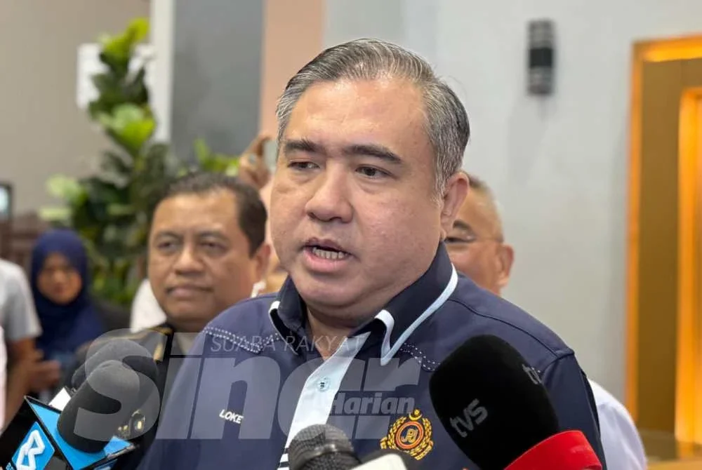 Anthony Loke ketika ditemui pemberita selepas Majlis Pemberian Bantuan Khas Kewangan kepada Pemandu Teksi, Kereta Sewa dan Bas Sekolah di Auditorium Kompleks CMI, Jalan Lingkaran MITC. Foto SINAR HARIAN/NORAFIZA JAAFAR