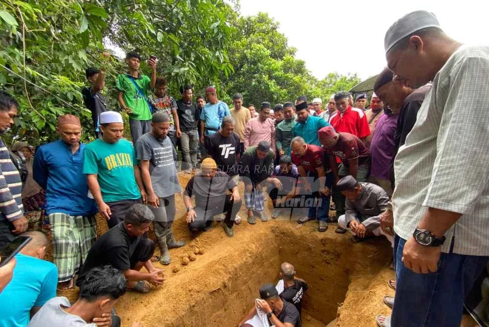 Jenazah Mohamad Zulkefli dan Muhammad Alif Syukri dikebumikan dalam satu liang lahat pada jam 12.40 tengah hari di Tanah Perkuburan Islam Pasir Era.
