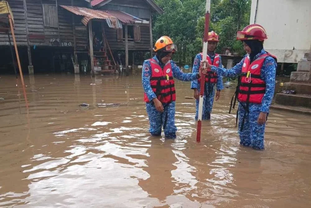 Aanggota Angkatan Pertahanan Malaysia melakukan pemantauan paras air di daerah Pendang. - FOTO: APM