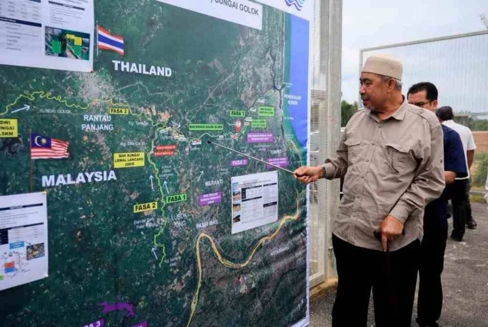 Dr Izani semasa meninjau perkembangan terkini PLSB berhampiran Pos Kawalan PGA di Pos Kalai, Rantau Panjang pada Isnin.