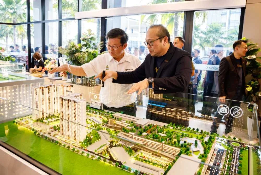 Chee Seng (kanan) memberi penerangan kepada Kon Yeow mengenai projek pembangunan SkyWorld di Bandar Cassia, Pulau Pinang.