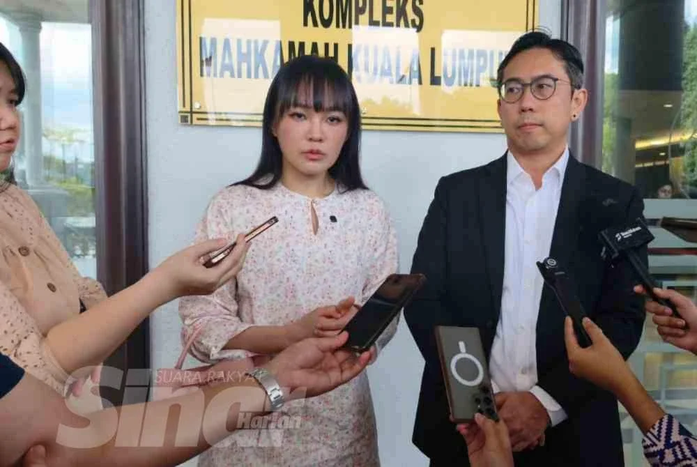 Christy Ng (kiri) hadir bersama peguamnya.