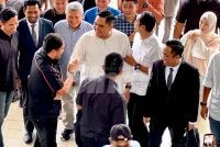 Muhamad Akmal (tengah) disambut beberapa ahli Pemuda UMNO Pulau Pinang ketika tiba di pekarangan Kompleks Mahkamah Bukit Mertajam pada Isnin.