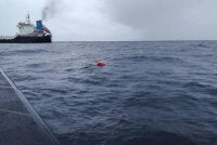 Salah seorang kru kapal korek pasir hanyut di tengah laut.