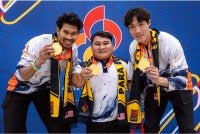 Atlet lompat jauh para negara, Datuk Abdul Latif Romly (kiri) dan Wong Kar Gee (kanan) bersama atlet powerlifting para Bonnie Bunyau Gustin (tengah) menunjukkan pingat emas yang dimenangi mereka ketika tiba dari temasya Sukan Para Asia Aichi-Nagoya 2026. Foto Bernama