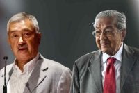 Mokhzani (kiri) ketika membacakan ucapan Mahathir (kanan) di Forum Perniagaan dan Ekonomi SG4, di KLCC pada Isnin. 