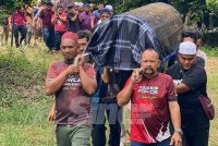 Lebih 100 ahli keluarga, sahabat serta kenalan hadir pada hari pengkebumian berkenaan.
