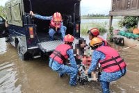 Aanggota Angkatan Pertahanan Awam bantu memindahkan mangsa terjejas di Pendang. Foto APM