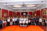 Duduk dari kiri; Amizar, Mohamad Nizar dan Abu Bakar bergambar bersama peserta Hari Eksport Pahang 2026 di sebuah hotel pada Isnin.