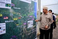 Dr Izani semasa meninjau perkembangan terkini PLSB berhampiran Pos Kawalan PGA di Pos Kalai, Rantau Panjang pada Isnin.
