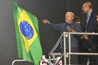 Lautan penyokong meraikan kemenangan Lula di Sao Paulo pada Ahad.