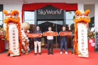 Chee Seng (kiri), Kon Yeow (tengah) dan Ketua Pegawai Kewangan SkyWorld Development Berhad, Low Weng Cheong (kanan) merasmikan pembukaan awal SkyWorld Gallery @ Bandar Cassia, Batu Kawan, Pulau Pinang menerusi upacara memotong reben.