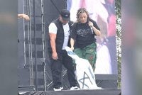 Chelo Hop memijak bendera Israel sebelum menendangnya keluar dari pentas. Foto Agensi