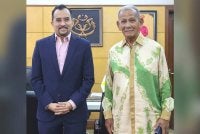 Asyraf Wajdi (kiri) menerima kunjungan tokoh veteran UMNO, Radzi pada Isnin. Foto FB Asyraf Wajdi
