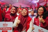 Fuziah (tengah) bersama dua bakal calon PKR yang akan bersaing PRN Melaka, 14 November ini.