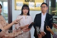 Christy Ng (kiri) hadir bersama peguamnya.