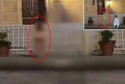 Tindakan tidak bermoral wanita itu mencetuskan kemarahan warganet. Foto: Agensi
