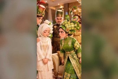 Kisah cinta nasi himpit dan lemang yang dijana AI mencuri perhatian ramai di media sosial. 