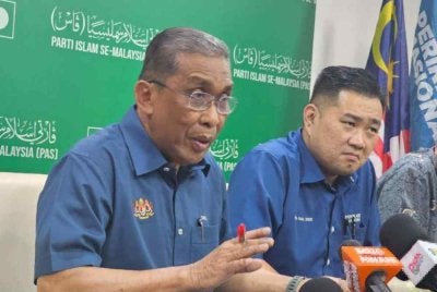 Takiyuddin (kiri) pada sidang media selepas Mesyuarat Tergempar Majlis Tertinggi PN di Pejabat Agung Pas pada malam Ahad.