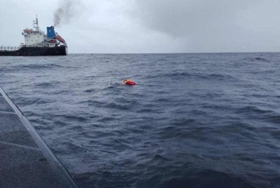 Salah seorang kru kapal korek pasir hanyut di tengah laut.