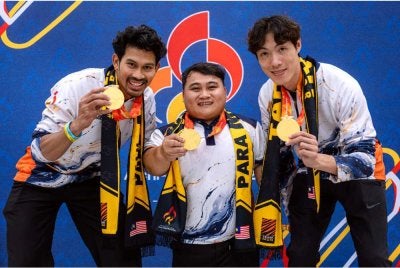 Atlet lompat jauh para negara, Datuk Abdul Latif Romly (kiri) dan Wong Kar Gee (kanan) bersama atlet powerlifting para Bonnie Bunyau Gustin (tengah) menunjukkan pingat emas yang dimenangi mereka ketika tiba dari temasya Sukan Para Asia Aichi-Nagoya 2026. Foto Bernama