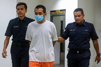 Hafizul memakai baju T berwarna putih dibawa ke Mahkamah Sesyen Sepang pada 2024 lalu.