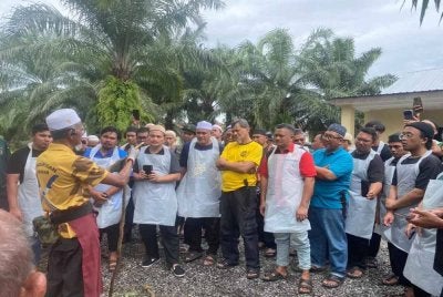 Halim (kiri) berkongsi ilmu dan teknik penyembelihan kepada peserta Kursus Penyembelihan Korban dan Kaedah Potongan Daging anjuran JUAAK. 