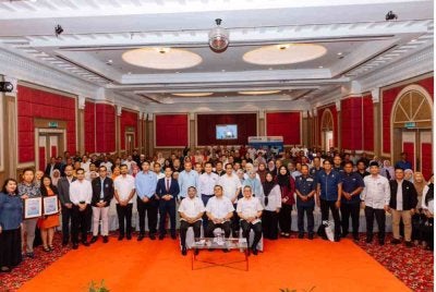 Duduk dari kiri; Amizar, Mohamad Nizar dan Abu Bakar bergambar bersama peserta Hari Eksport Pahang 2026 di sebuah hotel pada Isnin.
