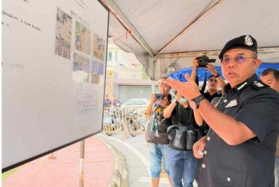 Abdul Rozak menerangkan tentang penugasan polis di lokasi kejadian.
