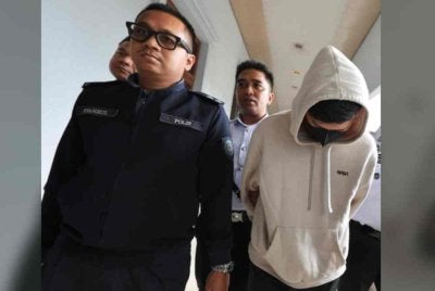 Tertuduh mengaku tidak bersalah di Mahkamah Majistret pada Isnin, atas dua pertuduhan memandu di bawah pengaruh alkohol sehingga menyebabkan kematian seorang penyelia penyelenggaraan dan mencederakan seorang lagi pekerja, Sabtu lalu. 
