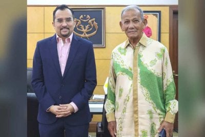 Asyraf Wajdi (kiri) menerima kunjungan tokoh veteran UMNO, Radzi pada Isnin. Foto FB Asyraf Wajdi