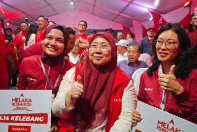 Fuziah (tengah) bersama dua bakal calon PKR yang akan bersaing PRN Melaka, 14 November ini.