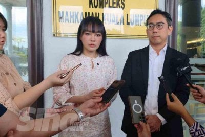 Christy Ng (kiri) hadir bersama peguamnya.