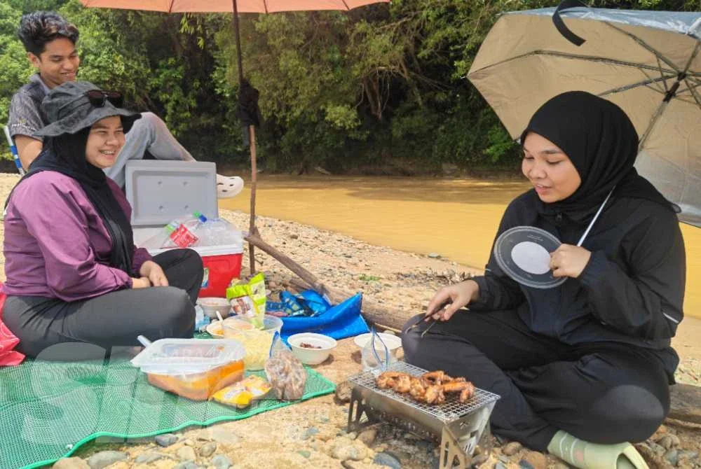 Zahiratul Akmal (kiri) bersama rakannya berkelah di kawasan rekreasi itu kali kedua.