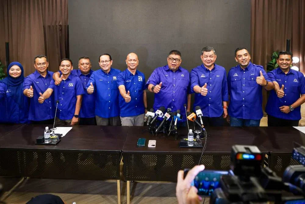 Pengerusi BN Melaka, Datuk Seri Ab Rauf Yusoh (empat dari kanan) bersama sebahagian calon BN dalam majlis pelancaran Jentera Pilihan Raya sempena PRN Melaka ke-16 pada Sabtu. Foto Bernama
