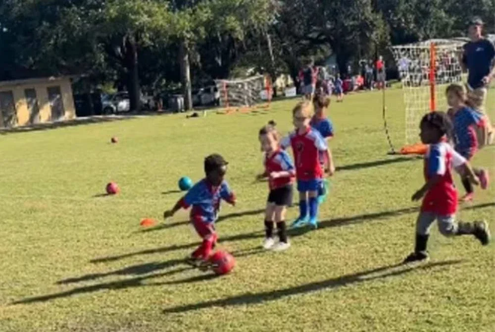 Budak 3 tahun disingkir dari liga bola sepak kerana terlalu hebat Budak 3 tahun disingkir dari liga bola sepak kerana terlalu hebat