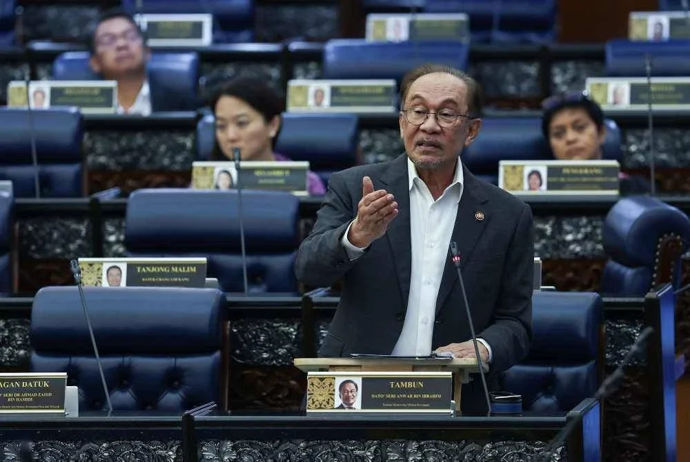 Anwar Ibrahim menjawab soalan ketika Waktu Pertanyaan-pertanyaan Menteri sempena Mesyuarat Ketiga, Penggal Kelima, Parlimen ke-15 di Bangunan Parlimen, Kuala Lumpur pada Selasa.
-- fotoBERNAMA (2026) HAK CIPTA TERPELIHARA
