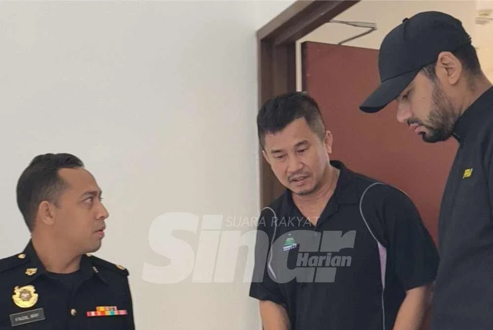 Huann Heng (tengah) dibawa ke Mahkamah Sesyen Shah Alam pada Selasa.