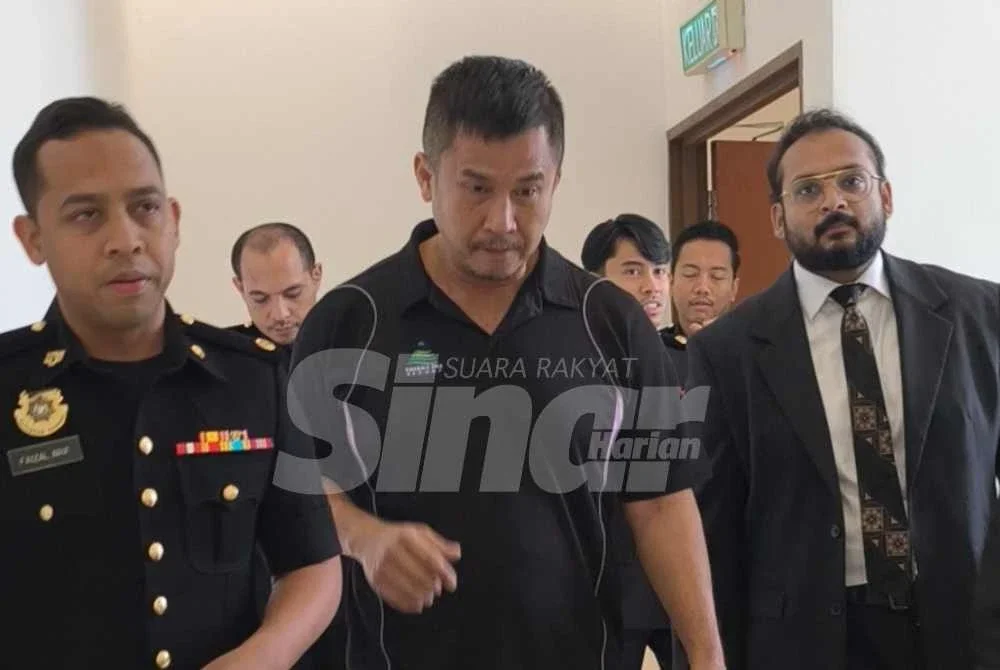 Huann Heng (tengah) bersama peguam dan pegawai SPRM di Mahkamah Sesyen Shah Alam pada Selasa.